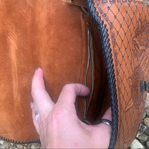 Vintage hand tooled leather turn lock purse - Picture 10 of 13